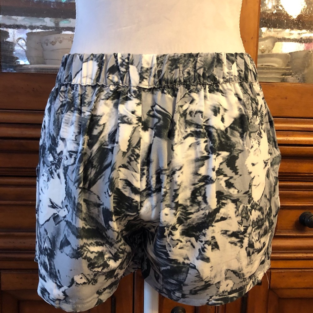 Fabletics workout shorts - Picture 2 of 5